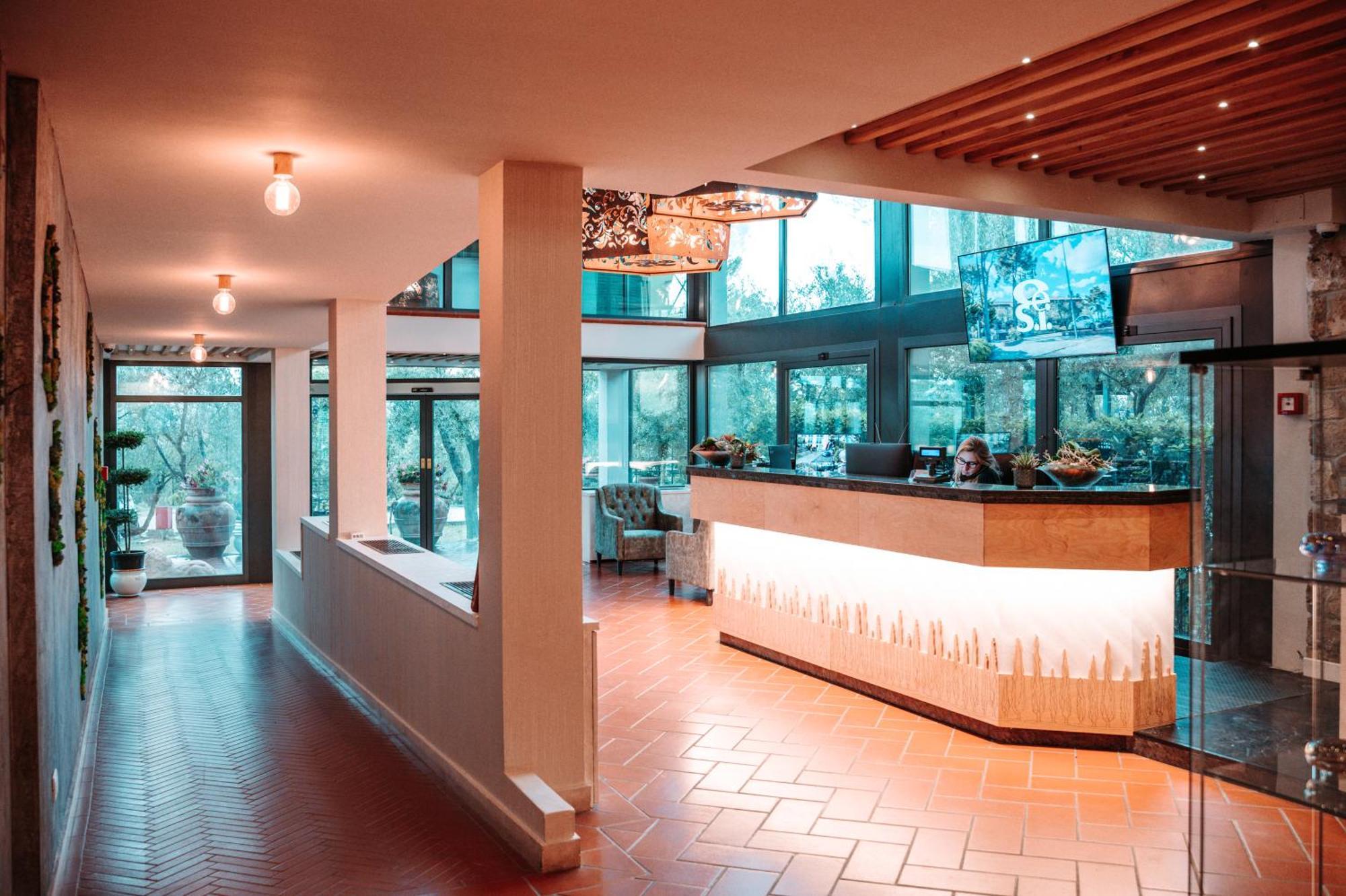 Hotel Cesi & 4*